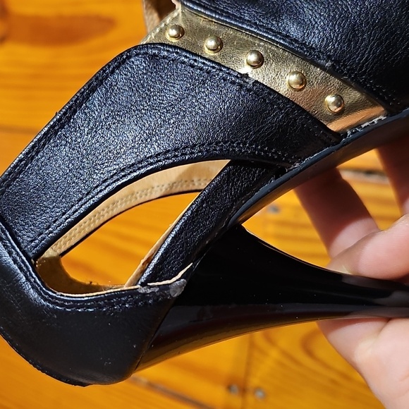 Women's Size 7, Platform Bootie, Black with Gold Details - Picture 8 of 8